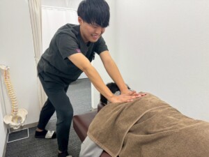 肩への負担が発生を助長する。